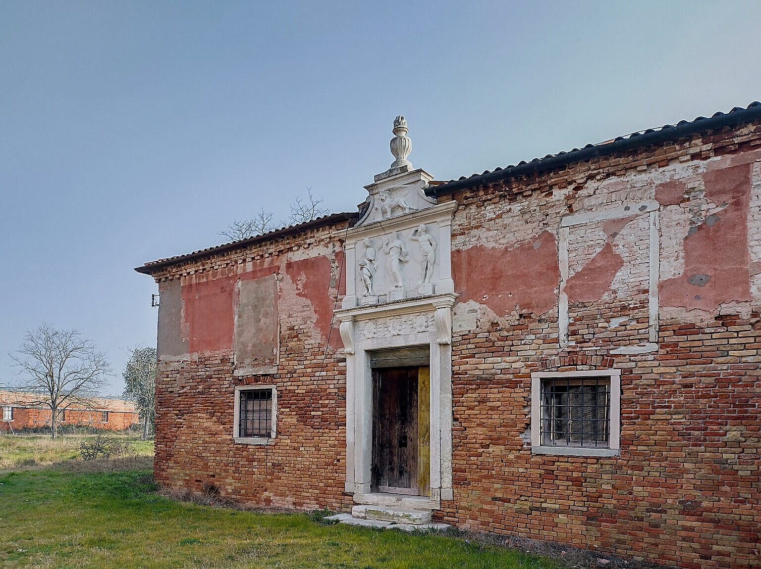The façade of the Tezon Vecchio at the Lazzaretto Vecchio
