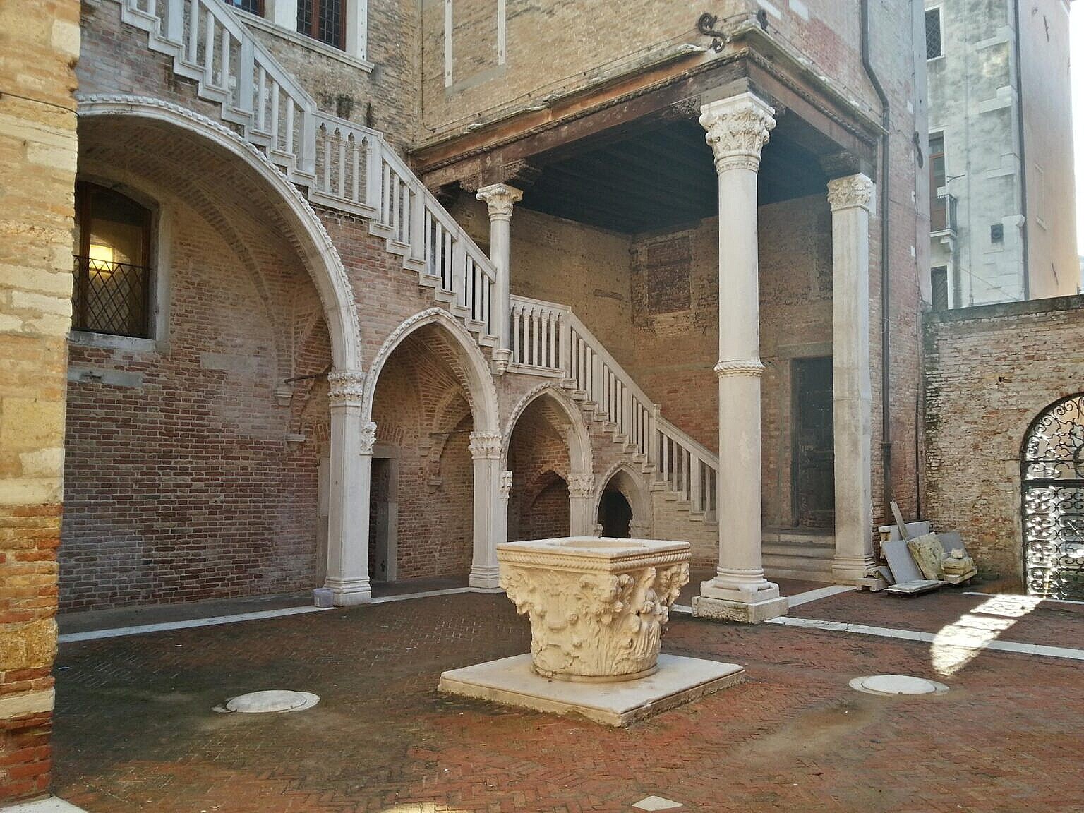 The monumental stairway and the vera da pozza.