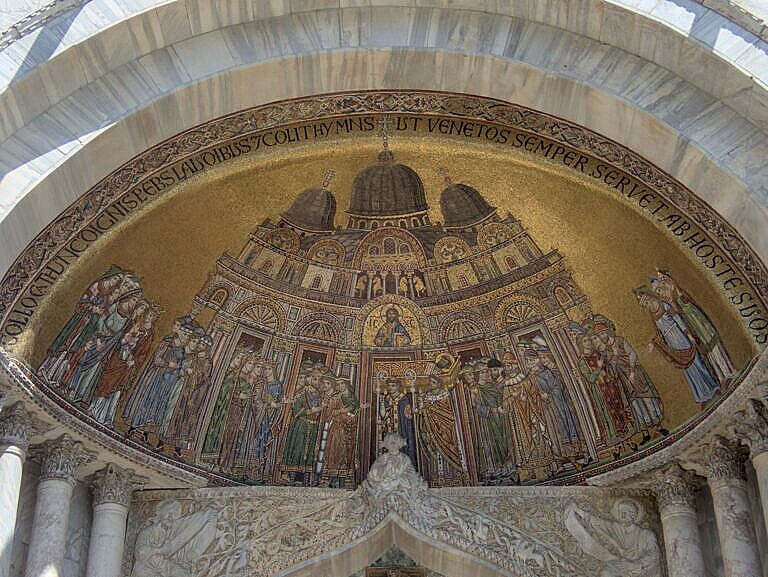 Basilica di San Marco - Mosaics 4 - The relics of St Mark are carried into the basilica (byzantine mosaic)