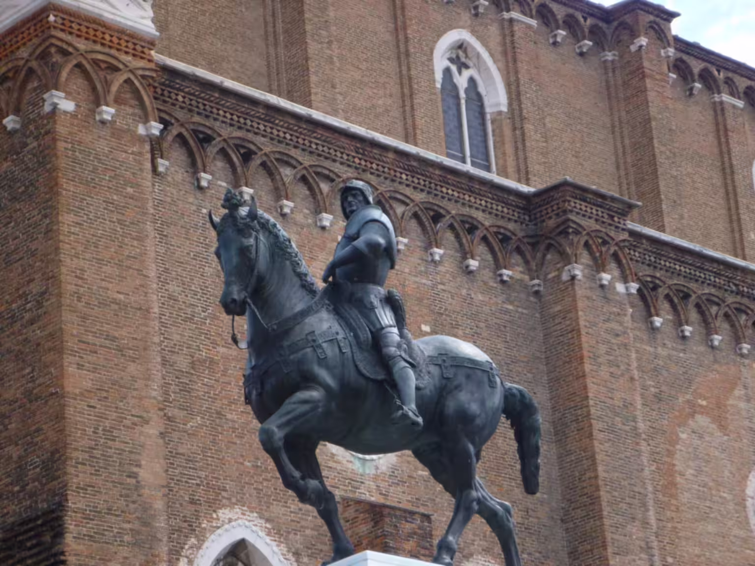 Why are there so few statues in Venice?