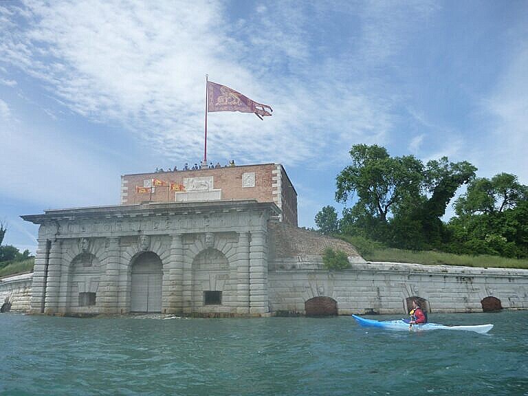 The fortress of Sant'Andrea can be visited on a boat tour in the Venetian Lagoon.