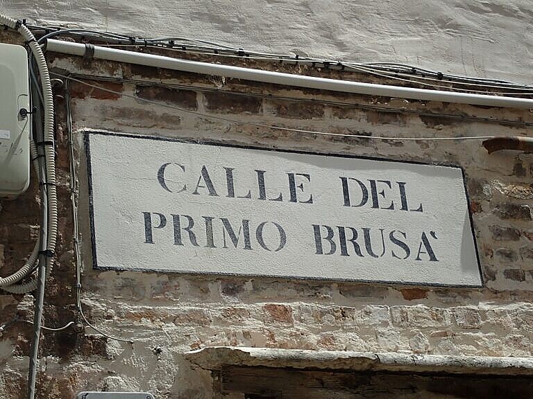 Calle del Primo Brusà - Alleyway of the First Fire - nizioleto / streetsign