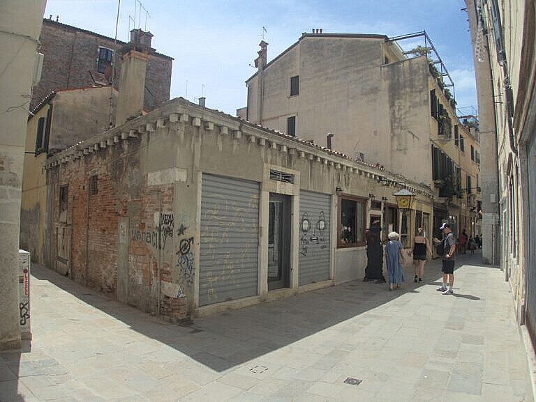 The one storey building at Calle del Primo Brusà