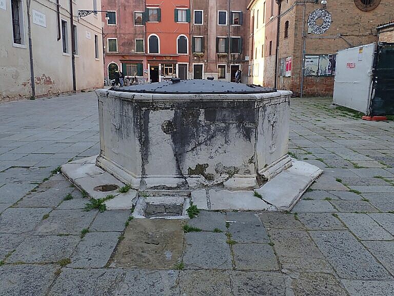 Large wellhead in Campo San Isepo with damage from the installation of a fountainhead