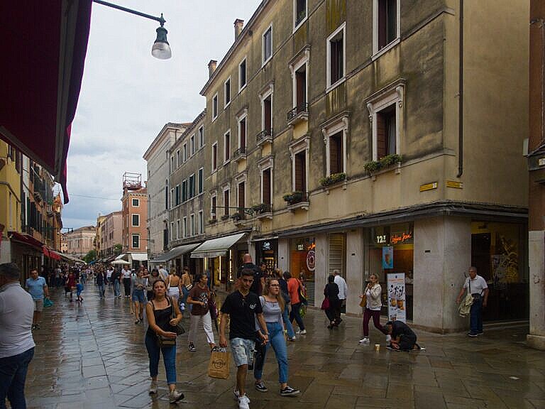 The south side of the Strada Nova where the ancient Calle di Santa Sofia ran