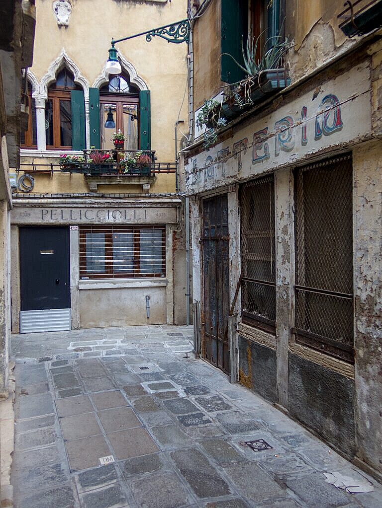 Calle dell'Oca with old shop signs from when the alleyway was the main road