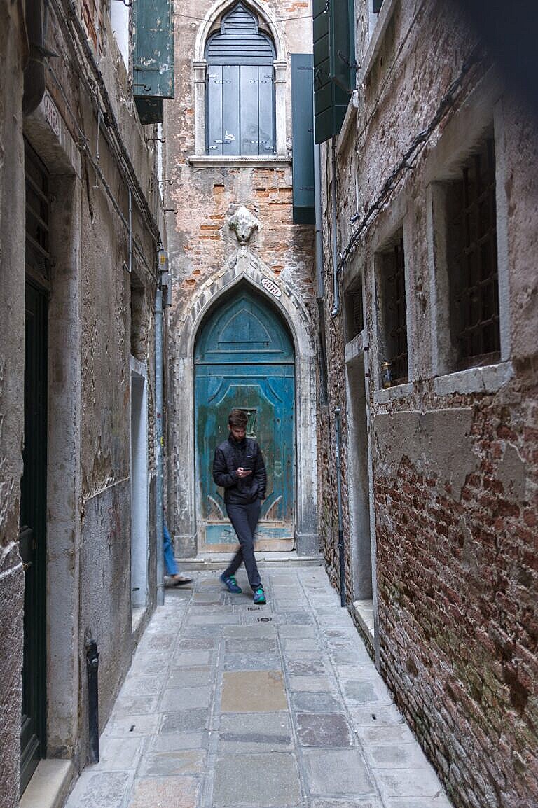 The famous "Blue door" in Calle de Mezo (Castello)