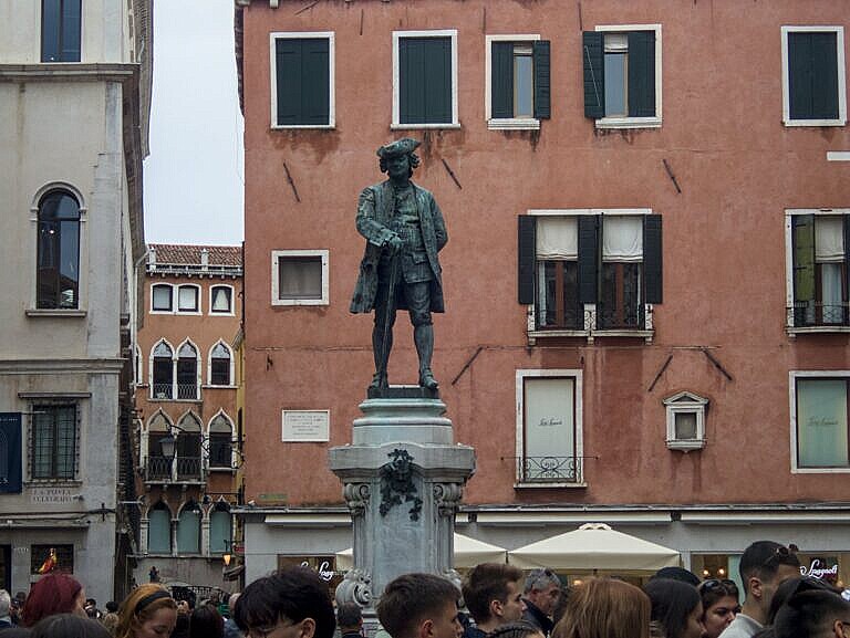 Statue of Carlo Goldoni, Venetian playwright
