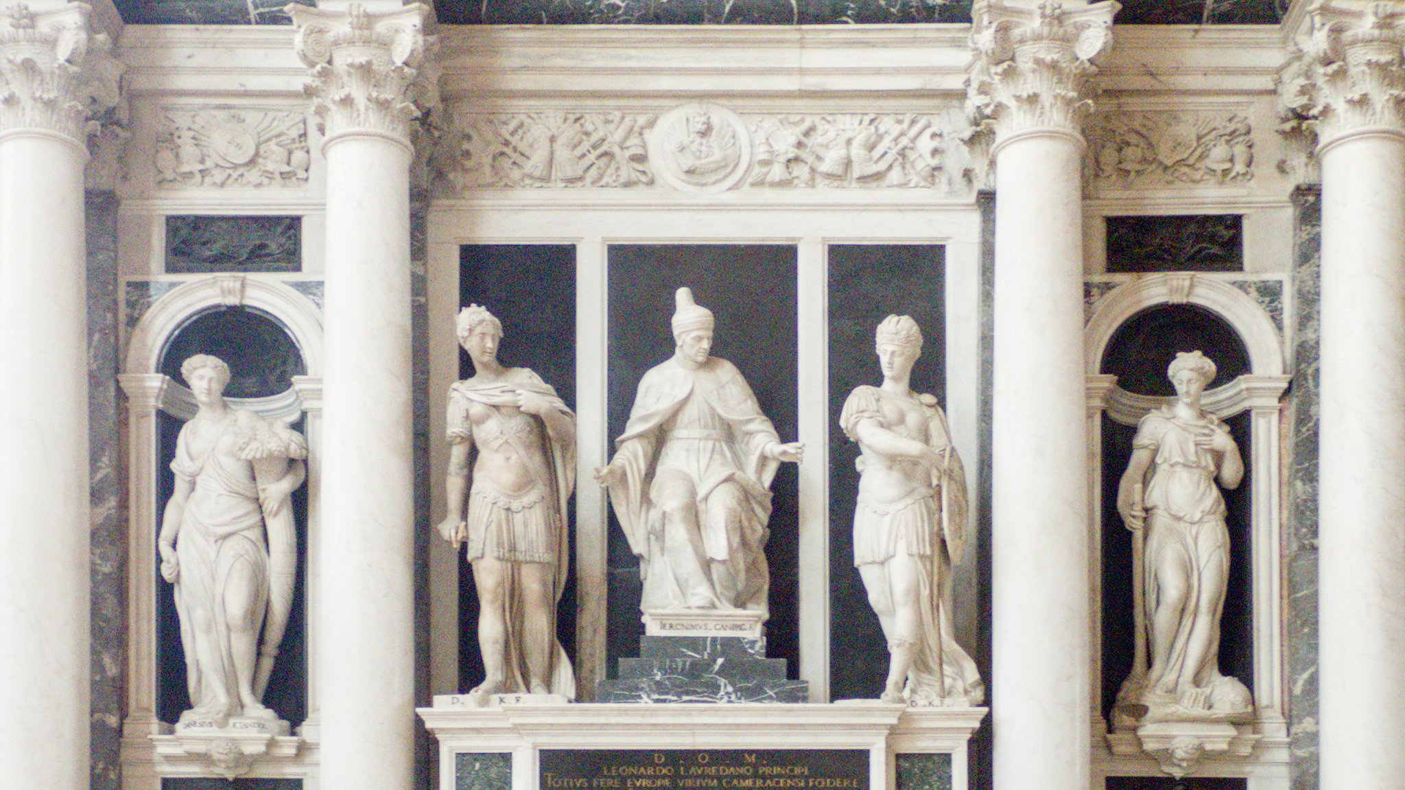 The central fie statues on the tomb of doge Leonardo Loredan (doge 1501–1521)